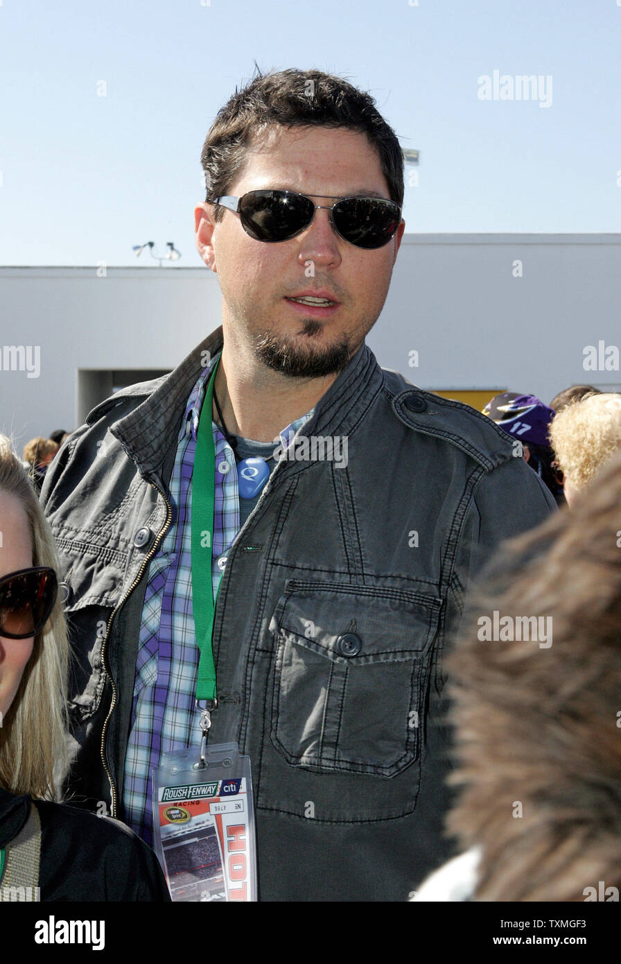 Major League Pitcher Josh Beckett Spaziergänge durch die Garagen vor Beginn der Daytiona 500 auf dem Daytona International Speedway in Daytona Beach, Florida, am 14. Februar 2010. UPI Foto/Martin Fried Stockfoto