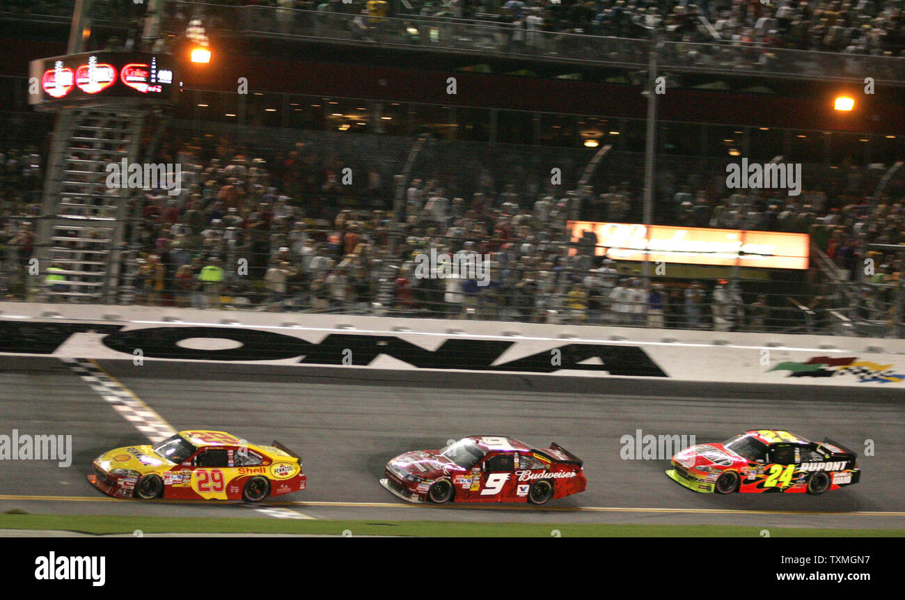 Kevin Harvick (29) übernimmt die karierte Flagge vor Kasey Kahne (9) und Jeff Gordon (24) Die die NASCAR Sprint Cup Coke Zero 400 auf dem Daytona International Speedway in Daytona Beach, Florida am 3. Juli 2010 zu gewinnen. UPI Foto/Martin Fried Stockfoto