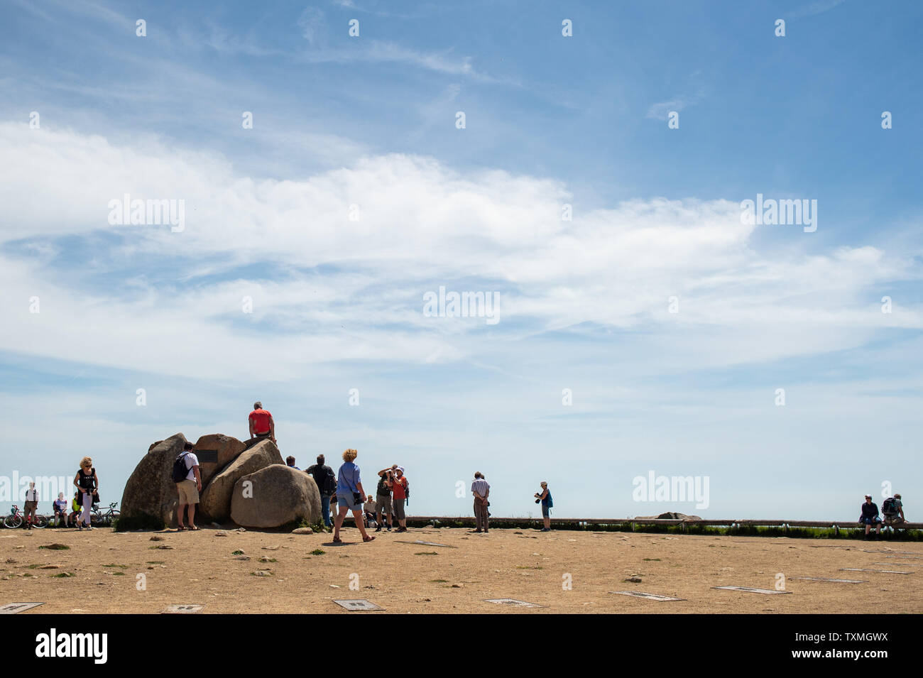 25. Juni 2019, Sachsen-Anhalt Schierke: Die Besucher stehen auf dem Brocken Plateau bei milden Temperaturen im Sommer. Auf dem höchsten Berg in Sachsen-anhalt sind die Temperaturen noch angenehm. Die Hitze in die unteren Regionen ist kaum spürbar. Foto: Klaus-Dietmar Gabbert/dpa-Zentralbild/dpa Stockfoto