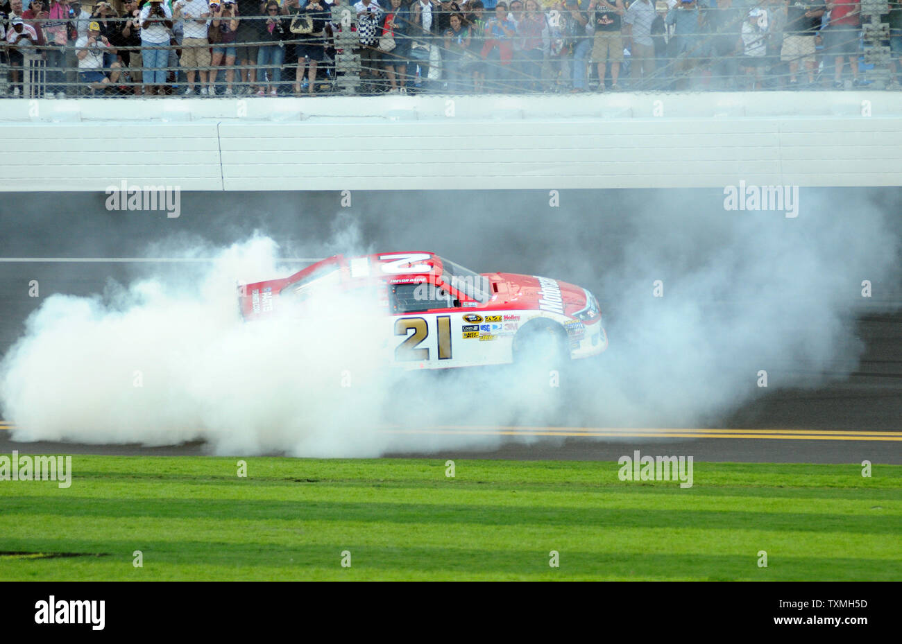 Trevor Bayne feiert er der jüngste Fahrer in der NASCAR Geschichte der Daytona 500 Daytona International Speedway in Daytona Beach, Florida, am 20. Februar 2011 zu gewinnen. UPI Foto/Christina Mendenhall Stockfoto