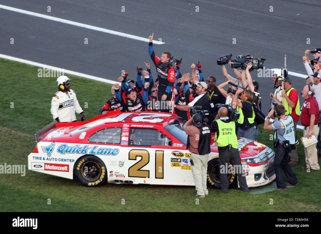 Trevor Bayne feiert er der jüngste Fahrer in der NASCAR Geschichte der Daytona 500 Daytona International Speedway in Daytona Beach, Florida, am 20. Februar 2011 zu gewinnen. UPI Foto/Tschad Cameron Stockfoto