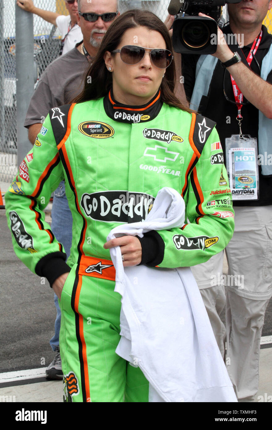 Danica Patrick Spaziergänge an Treiber Einführungen vor Beginn der NASCAR Gatorade Duell #1 bei Daytona International Speedway in Daytona Beach, Florida, am 23. Februar 2012. UPI/Martin Fried Stockfoto