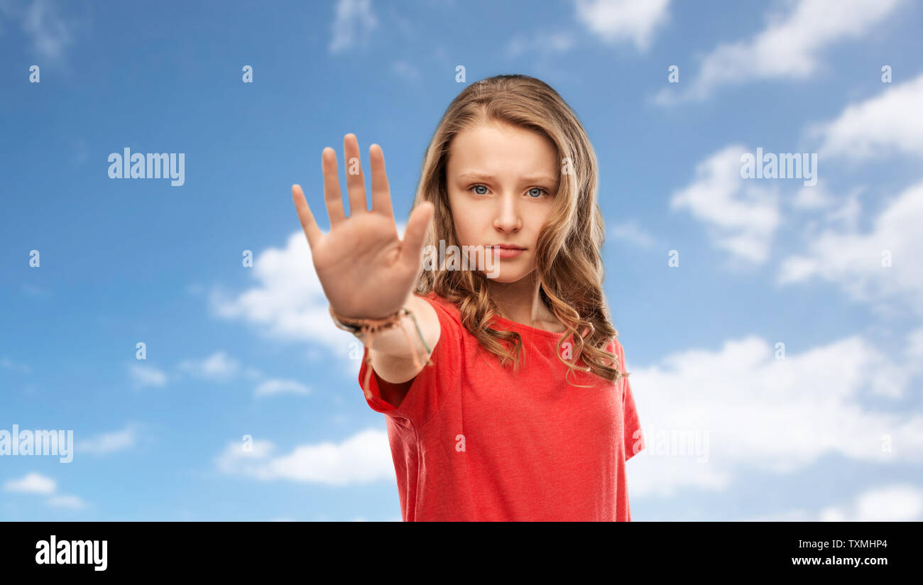 Ernsthafte Jugendmädchen Übersicht stop Geste Stockfoto