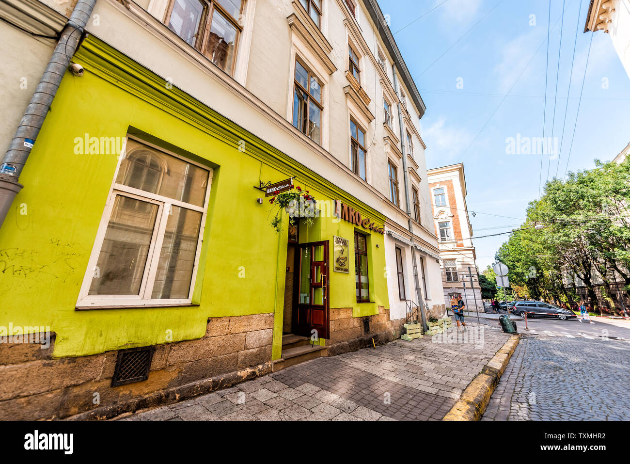 Lemberg, Ukraine - August 1, 2018: außen gelb grün Restaurant Cafe Gebäude im historischen Ukrainischen polnische Stadt Altstadt Gebäude Architektur Stockfoto