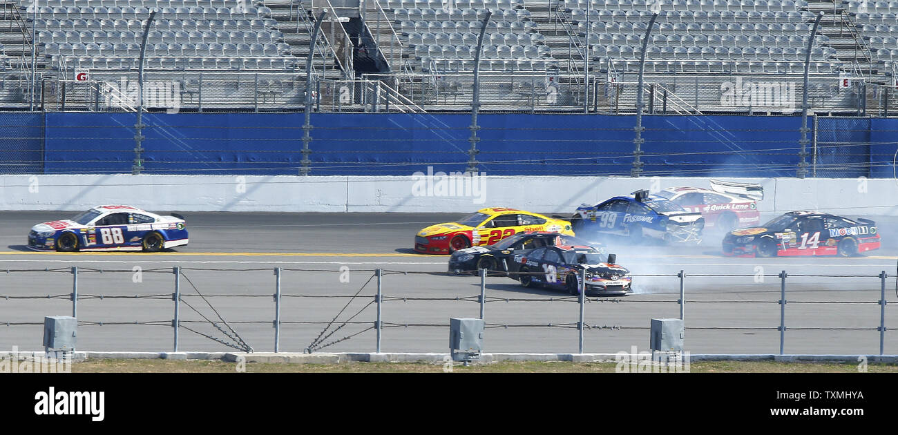 Dale Earnhardt Jr. (88) und Joey Lagano (22) Rutschen durch ein Wrack mit Denny Hamlin (11) und Carl Edwards (99) Während der NASCAR Sprint Cup Series Budweiser Duell #1 Rennen auf dem Daytona International Speedway in Daytona Beach, Florida, 21. Februar 2013. UPI/Mark Wallheiser Stockfoto