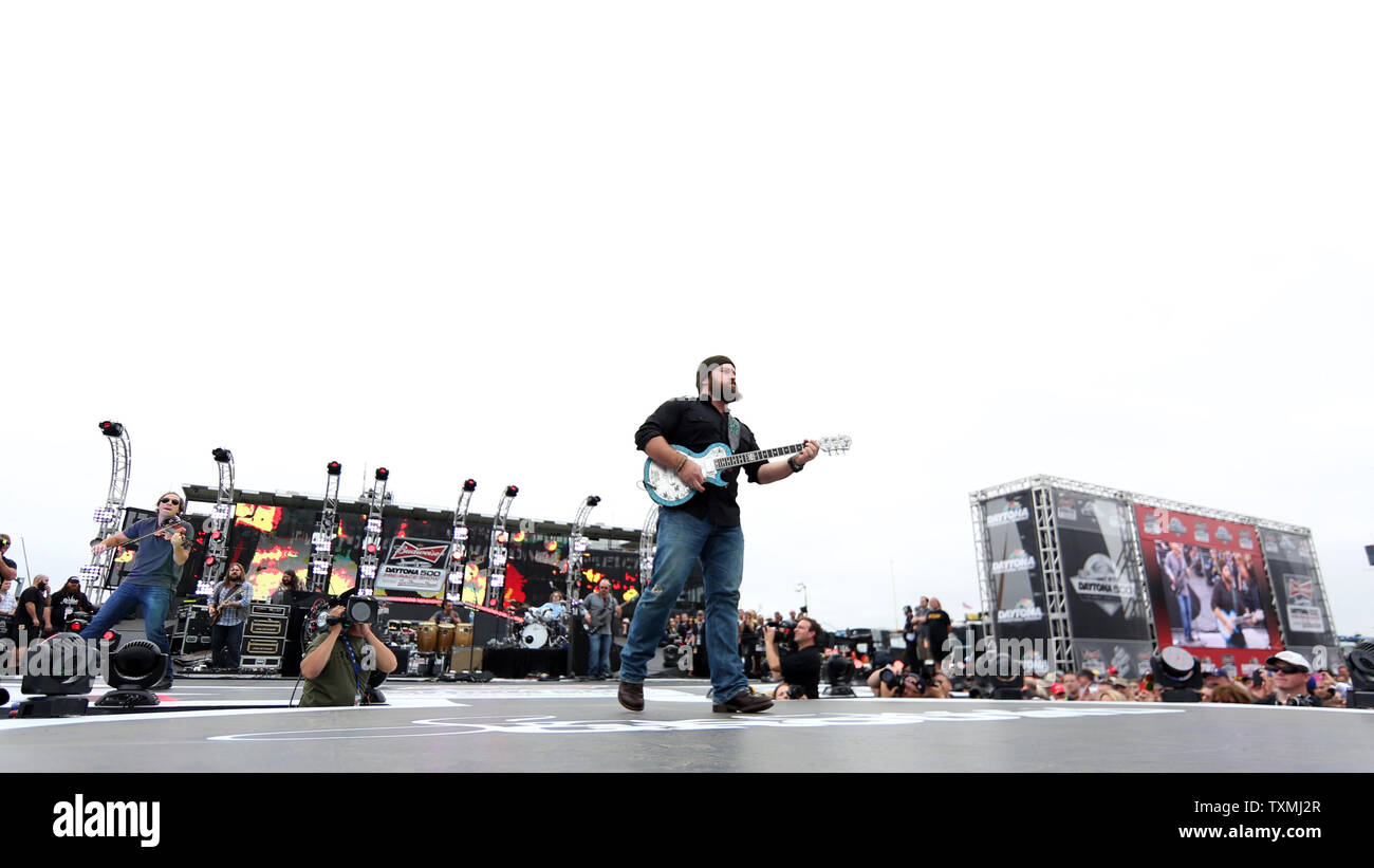 Country Music recording artist Zac Brown, wie er vor dem Start des NASCAR Sprint Cup Daytona 500 Auto Rennen auf dem Daytona International Speedway in Daytona Beach, Florida, 24. Februar 2013 spielt. UPI/Marc Serota Stockfoto