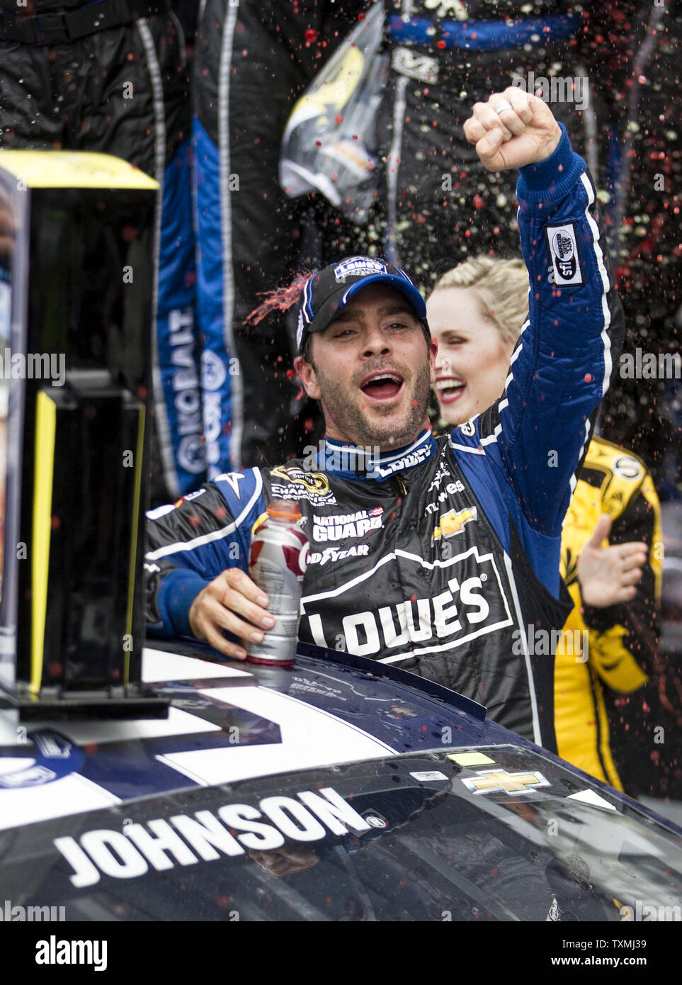 Jimmie Johnson feiert, als er von seinem Fahrzeug in Gatorade Victory Lane nach dem Gewinn der 55th Daytona 500 in seinem #48 Lowe's Chevrolet an Daytona International Speedway in Daytona Beach, Florida, 24. Februar 2013 klettert. UPI/Mark Wallheiser Stockfoto