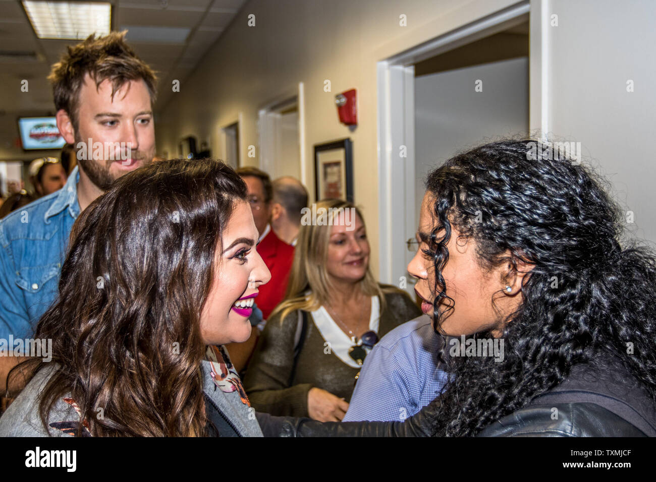 Lady Antebellum Sängerin Hillary Scott (links vorne) und Bandmitglied Charles Kelley chat mit Jordin Sparks (rechts vorne) am 26. Februar 2017 in Daytona, Florida. Foto von Edwin Locke/UPI Stockfoto