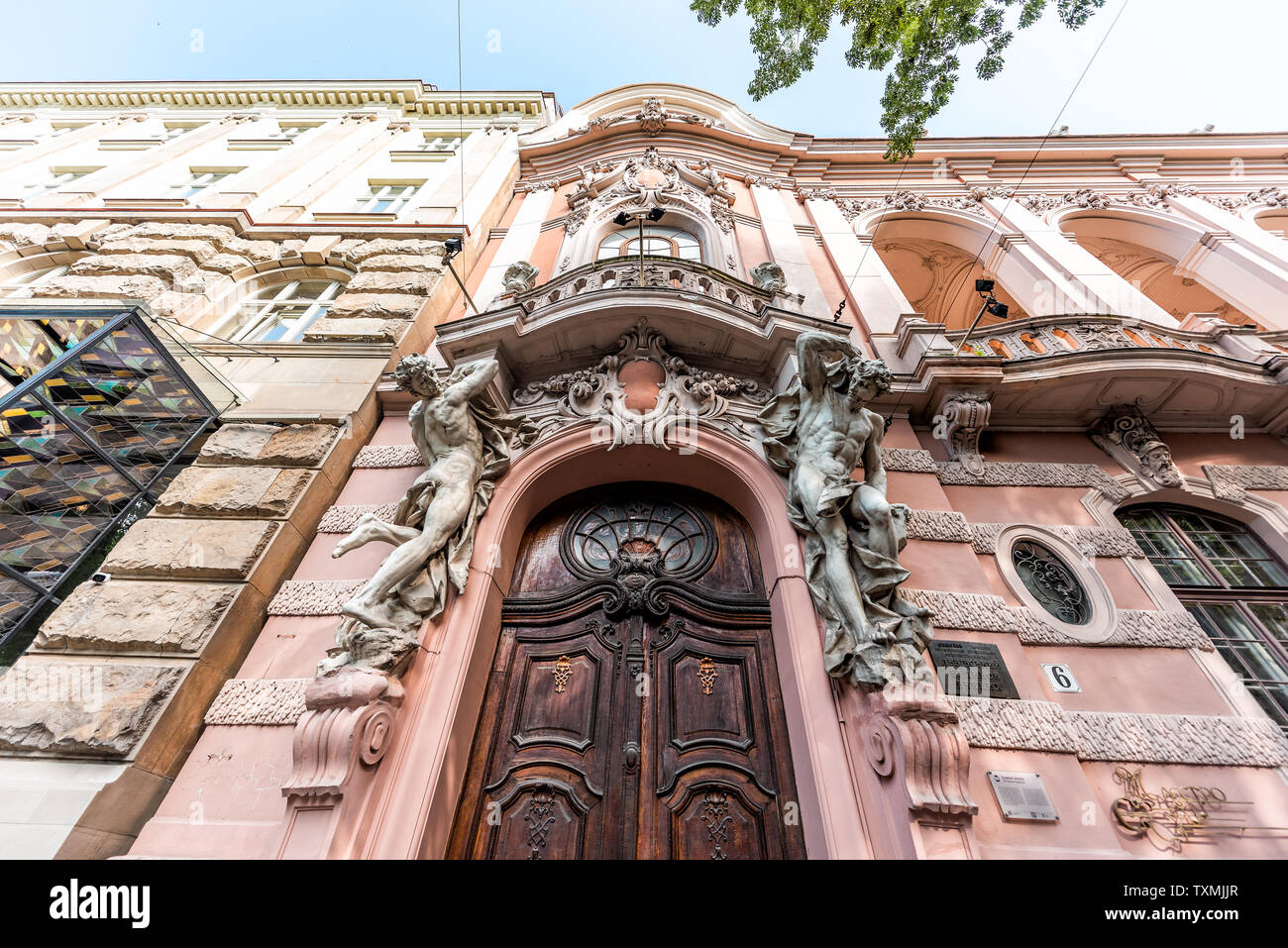 Lemberg, Ukraine - August 1, 2018: Historische akademische Gebäude Eingang mit rosa Farbe in der Altstadt Stadt Lwow in Osteuropa Stockfoto