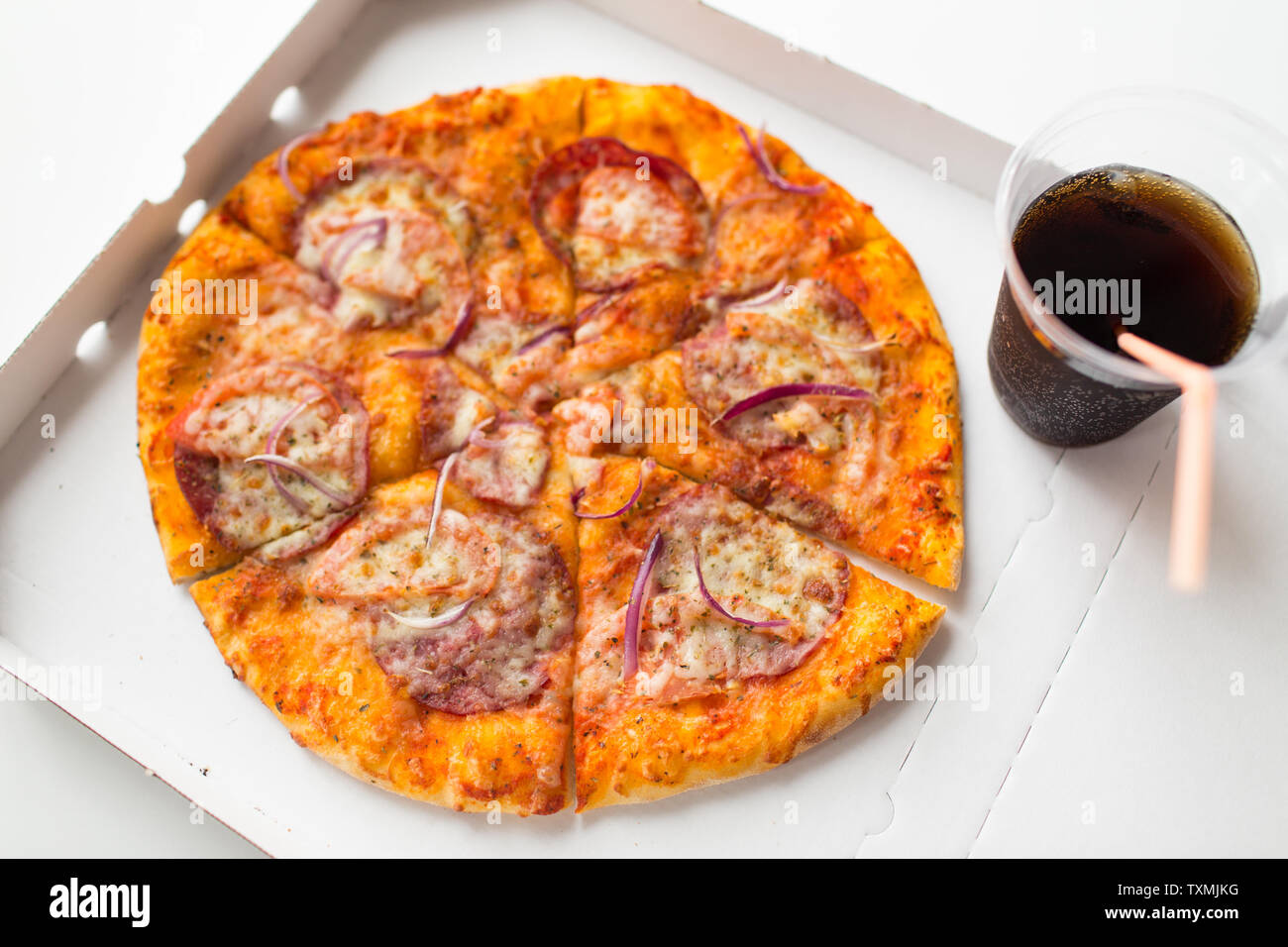 Nahaufnahme Der Pizza Zum Mitnehmen In Box Mit Tasse Cola Stockfotografie Alamy