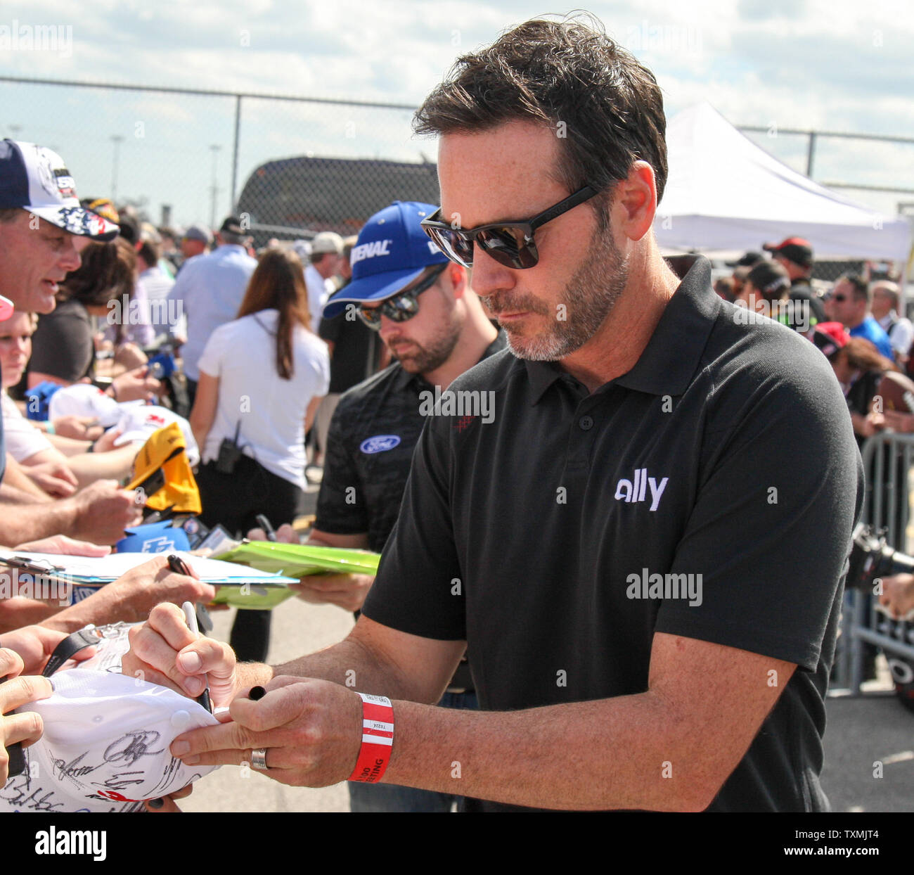 Jimmie Johnson und Ricky Stenhouse Jr. Autogramme vor dem Fahrer in der Hauptversammlung für 2019 Daytona 500, an der Daytona International Speedway Februar 17, 2019 Daytona, Florida. Foto von Mike Gentry/UPI Stockfoto