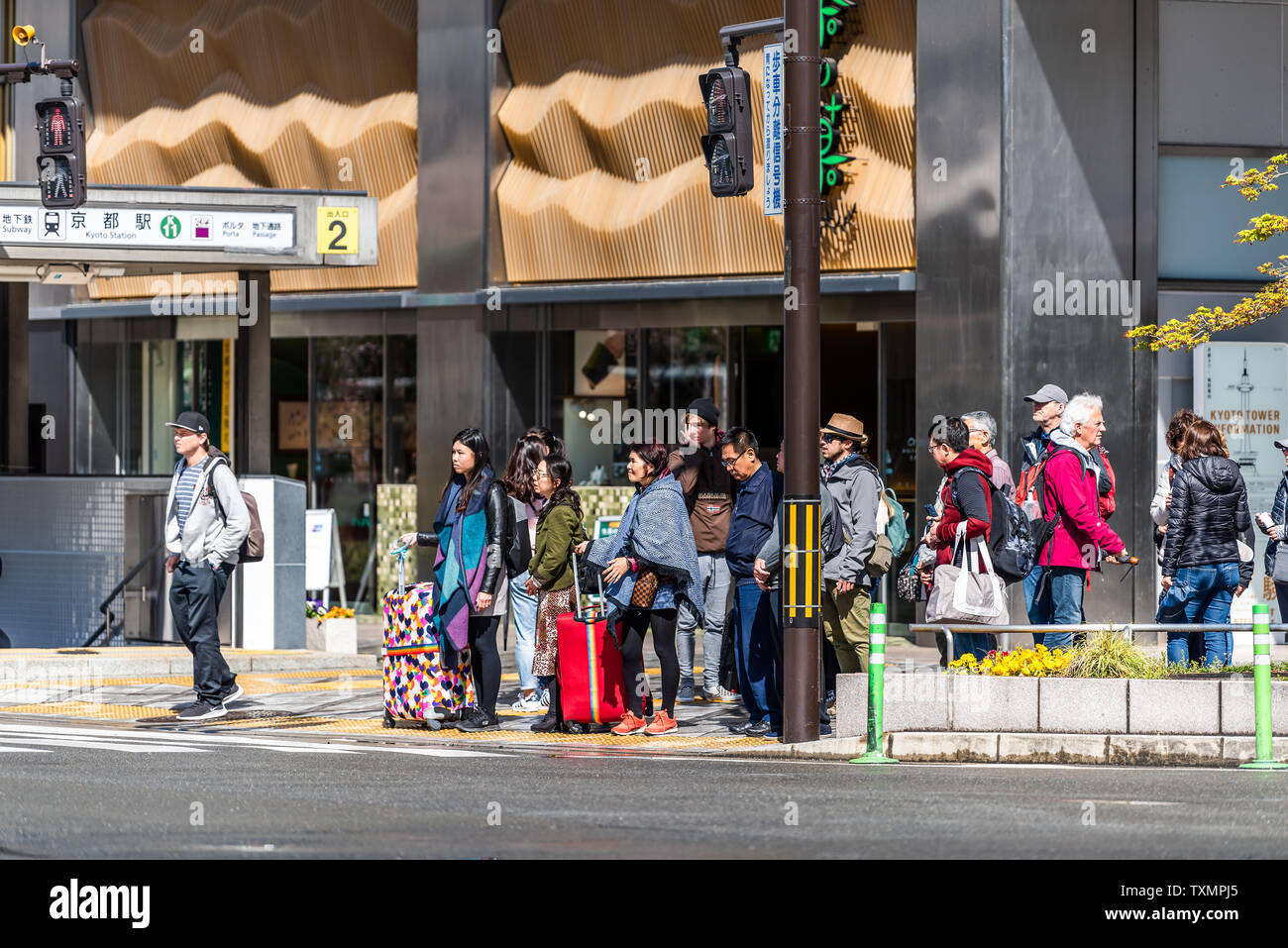 Kyoto, Japan - 10 April, 2019: Straße Bürgersteig Zebrastreifen mit vielen Menschen auf der Straße Gehweg zum Bahnhof Gebäude während der Tag Stockfoto