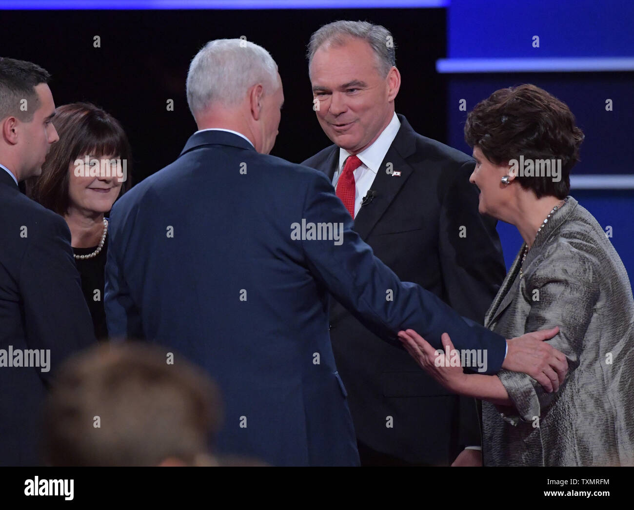 Demokratische Vizepräsidentenanwärter sen Tim Kaine (2. R) und republikanische Präsidentschaftskandidaten reg. Mike Pence und Frauen Chat nach Vice Presidential Aussprache in Longwood University in Farmville, Virginia am 4. Oktober 2016. Foto von Kevin Dietsch/UPI Stockfoto