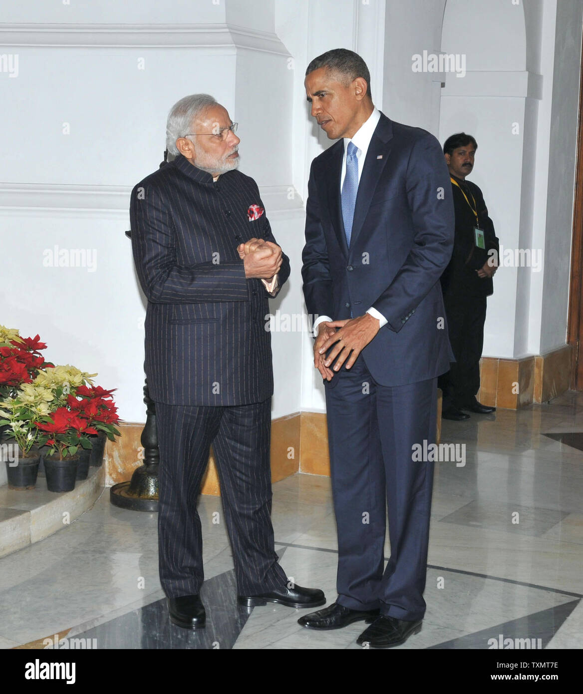 Premierminister Shri Narendra Modi (L) Chats mit US-Präsident Barack Obama bei Hyderabad House in Neu Delhi, Indien Am 25. Januar 2015. Präsident Obama ist zu einem dreitägigen Besuch und wird der Ehrengast an Indiens Tag der Republik feiern werden. UPI Stockfoto