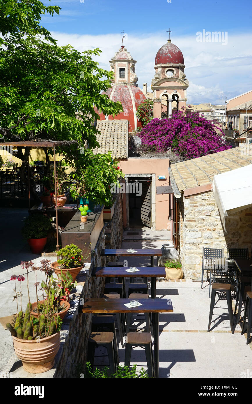 Korfu, Griechenland - ca. Mai 2019 Open Air Cafe in der Nähe des Eingangs der Neuen Festung in der Altstadt Stockfoto