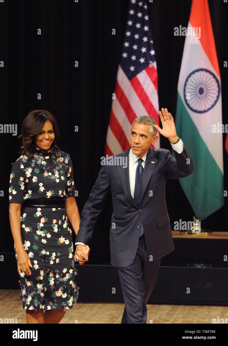 Us-Präsident Barack Obama und der First Lady Michelle Obama wave auf die Sammlung nach, eine Rede an Siri Fort Auditorium in Neu Delhi am Dienstag, 27. Januar 2015. Obama zum Abschluss seiner dreitägigen Besuch nach Indien und Links New Delhi für Saudi-arabien. UPI Stockfoto