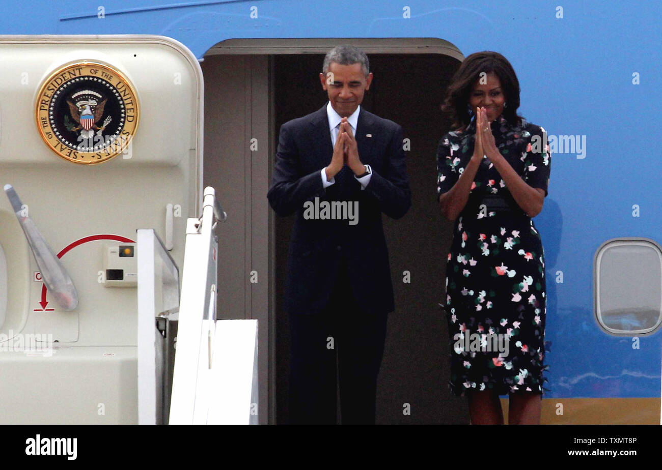 Us-Präsident Barack Obama und der First Lady Michelle Obama Geste, als sie board Air Force One in Neu Delhi nach einem dreitägigen Besuch am 27. Januar 2015 ab. Obama zum Abschluss seiner dreitägigen Besuch nach Indien und Links New Delhi für Saudi-arabien. UPI Stockfoto