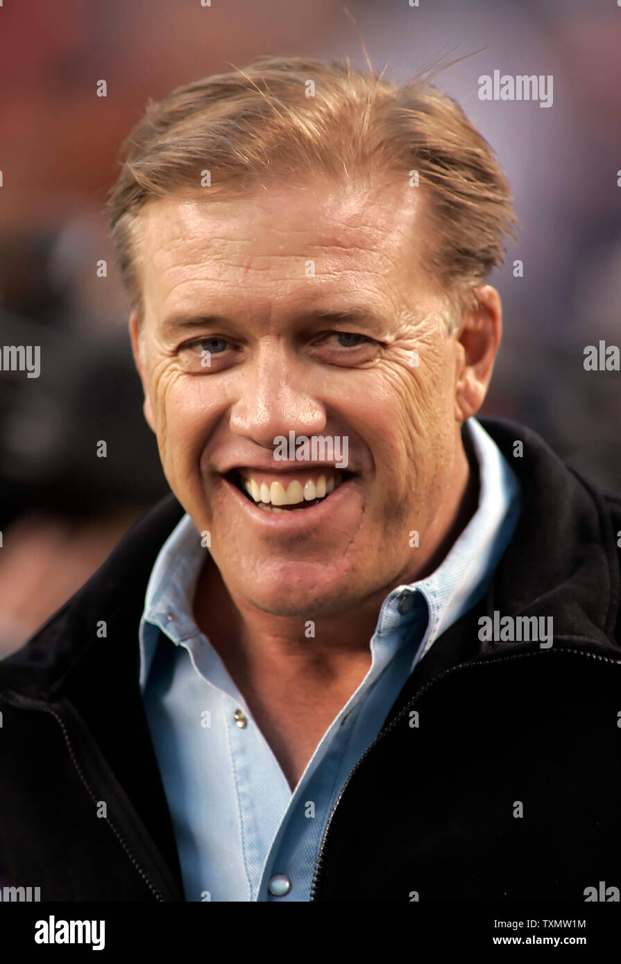 Ex Denver Broncos Quarterback John Elway, Gewinner von zwei Super Bowls, bildete ein Aussehen auf dem sidlelines vor Denver Hosting die New England Patriots während der AFC Teilungsendspielspiel bei Invesco Field in Denver am 14. Januar 2006. (UPI Foto/Gary C. Caskey) Stockfoto