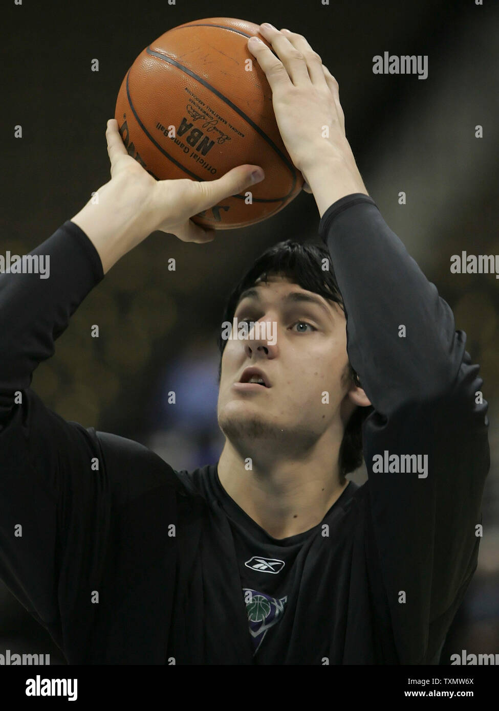 Milwaukee Bucks Start Center Andrew Bogut Aufwärmen vor dem Spiel gegen die Denver Nuggets in der Pepsi Center in Denver, 27. Februar 2006. Bogut war die Nummer eins in der NBA 2005 Entwurf. (UPI Foto/Gary C. Caskey) Stockfoto