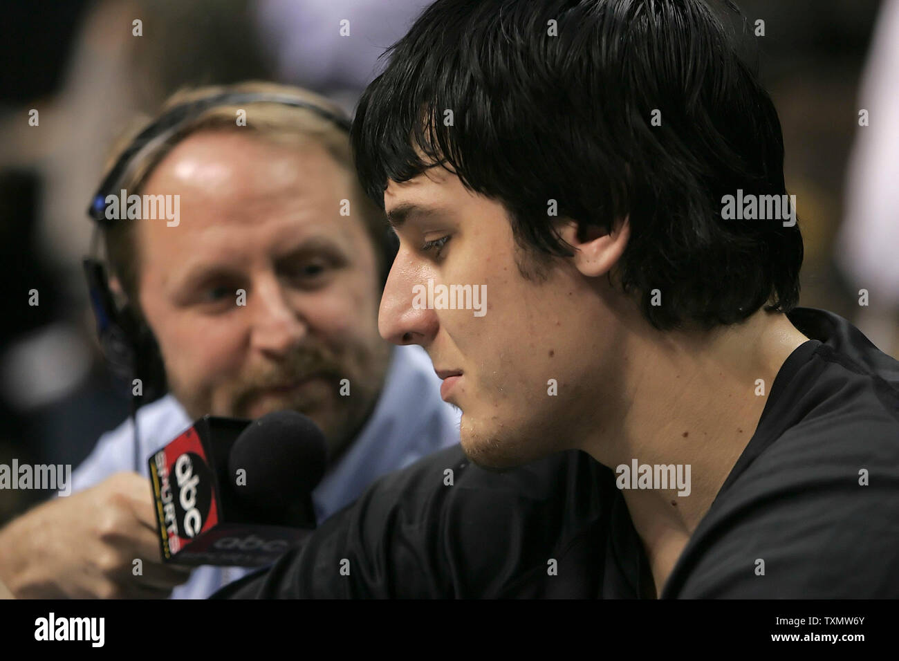 Milwaukee Bucks Start Center Andrew Bogut (R) erwägt eine Frage aus einem ABC Radio Reporter vor dem Spiel gegen die Denver Nuggets in der Pepsi Center in Denver, 27. Februar 2006. Bogut war die Nummer eins in der drafte Wahl 2005 NBA Draft. (UPI Foto/Gary C. Caskey) Stockfoto