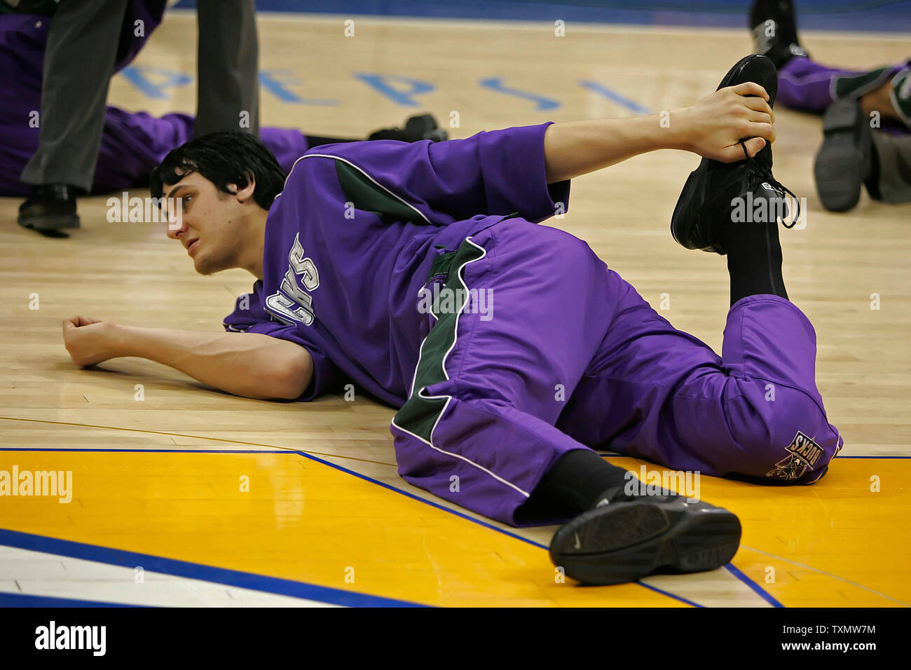 Milwaukee Bucks center Andrew Bogut erstreckt sich vor dem Spiel gegen die Denver Nuggets in der Pepsi Center in Denver, 27. Februar 2006. Bogut die Nummer eins der Entwurf Wahl in der NBA-Draft 2005, erzielte 16 Punkte wie Milwaukee beat Denver 110-89. UPI Foto/Gary C. Caskey) Stockfoto