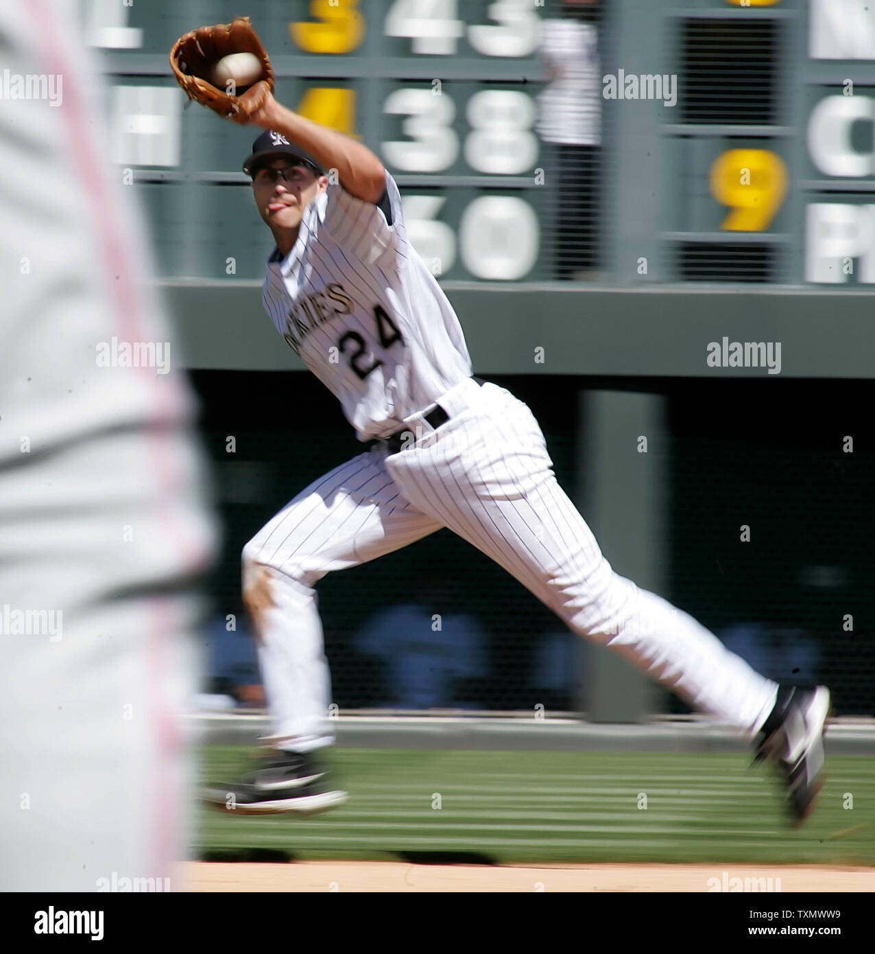 Colorado Rockies zweiter Basisspieler Jason Smith Rennen in die Lücke hinter die zweite Basis Boden Kugel durch Philadelphia Phillies Ryan Howard während des fünften Inning schlug bei Coors Field in Denver, 16. April 2006 zu ergreifen. Smith den langen werfen zuerst für die auf Howard. (UPI Foto/Gary C. Caskey) Stockfoto