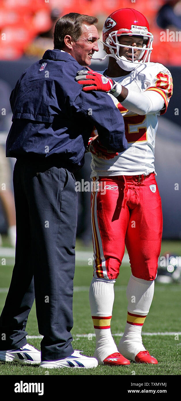 Denver Broncos Head Coach Mike Shanahan (L) grüsst Kansas City Chiefs kick returner Dante Hall während vor dem Spiel Warm ups bei Invesco Field in Denver, 17. September 2006. (UPI Foto/Gary C. Caskey) Stockfoto