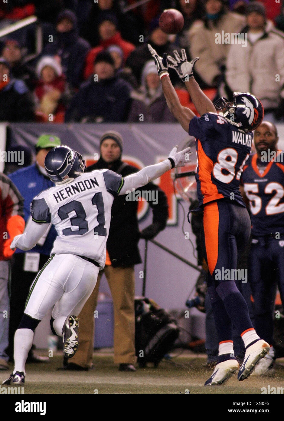 Denver Broncos wide receiver Javon (R) konnte das dritte Quartal pass gegen Seattle Seahawks Kelly Herndon (L) an Invesco Field at Mile High in Denver Dezember 3, 2006. Seattle beat Denver 23-20. (UPI Foto/Gary C. Caskey) Stockfoto