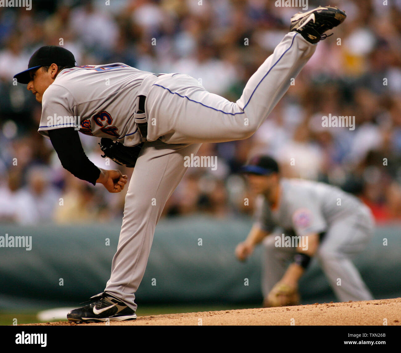 New York Mets Krug Jason Vargas (L) throws gegen die Colorado Rockies im ersten Inning bei Coors Field in Denver am 3. Juli 2007. Mets All Star dritter Basisspieler David Wright im Hintergrund setzt. (UPI Foto/Gary C. Caskey) Stockfoto