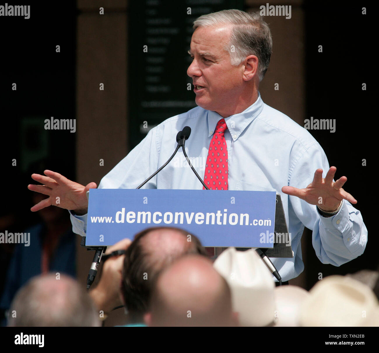 Democratic National Committee Chairman Howard Dean spricht bei der Democratic National Convention kick-off countdown Kundgebung auf dem Pepsi Center in Denver am 22. August 2007. Denver ist der Host City für die Demokratische Partei Convention 2008. (UPI Foto/Gary C. Caskey) Stockfoto