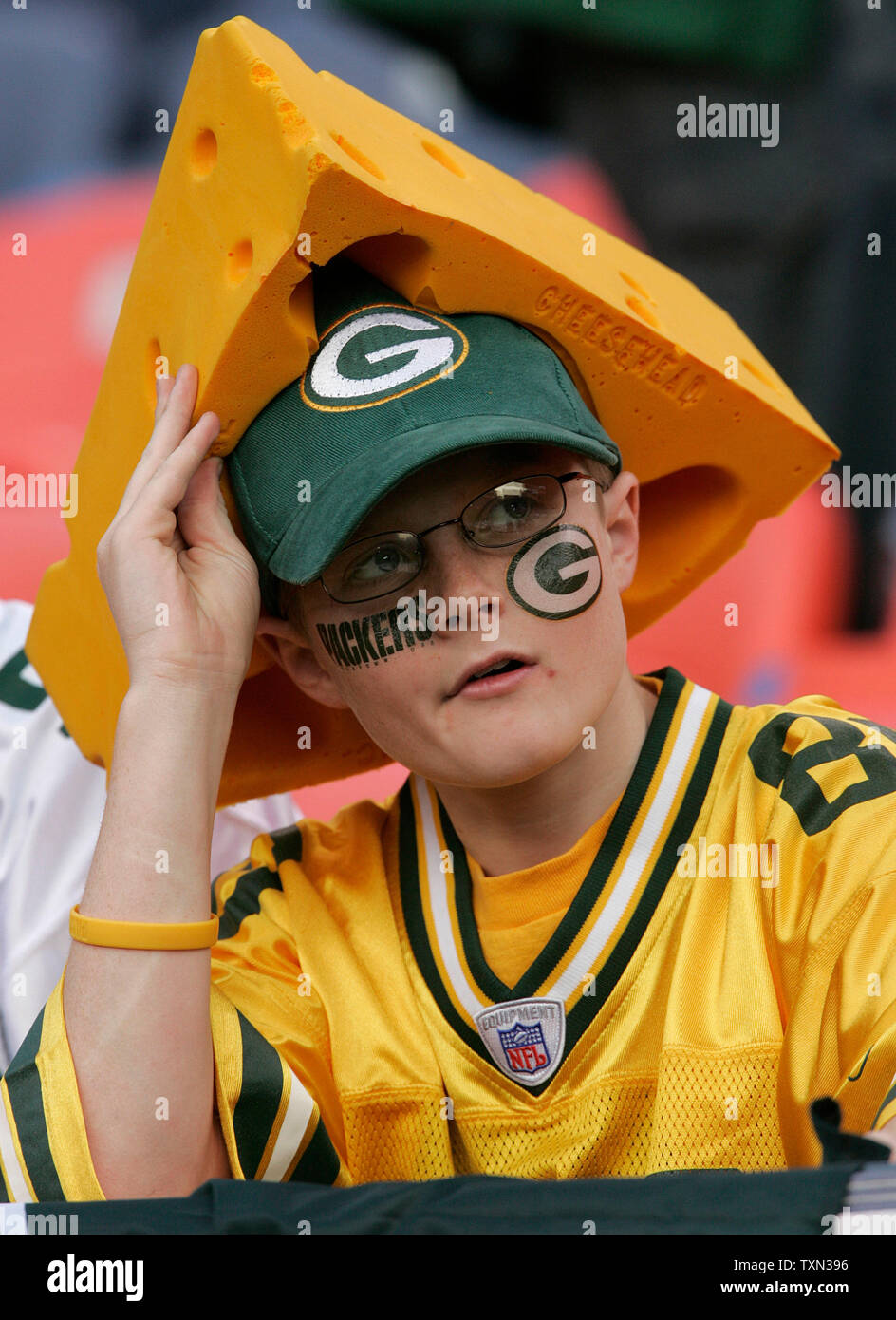 Die Green Bay Packers fan trägt seinen Käse Kopf Hut warten auf die Mannschaften das Feld für den Montag Abend Fußball bei Invesco Field at Mile High in Denver am 29. Oktober 2007 zu nehmen. (UPI Foto/Gary C. Caskey) Stockfoto