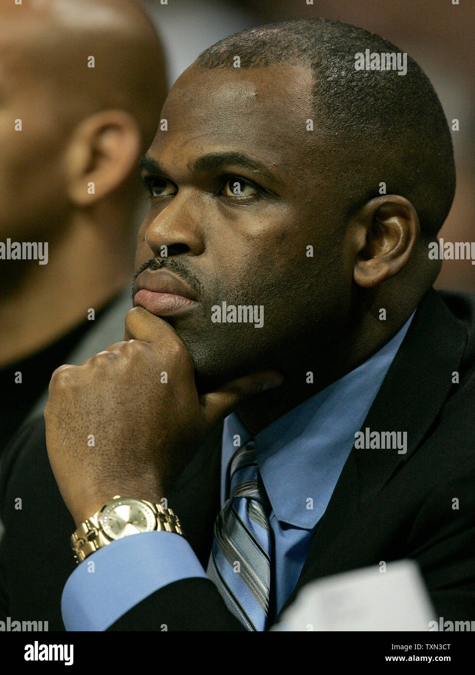 Portland Trailblazers Head Coach Nate McMillan Uhren Spielen gegen die Denver Nuggets im ersten Quartal bei der Pepsi Center in Denver am 14. November 2007. (UPI Foto/Gary C. Caskey) Stockfoto