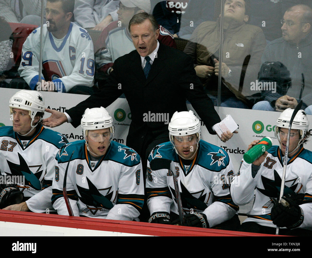 San Jose Sharks Head Coach Ron Wilson (oben) Gesten (L-R) Jeremy Roenick, Joe Pavelski, Devin Setoguchi und Torrey Mitchell während der dritten Periode gegen die Colorado Avalanche bei der Pepsi Center in Denver am 3. Dezember 2007. Die Haie schlagen die Lawine 3-2. (UPI Foto/Gary C. Caskey) Stockfoto