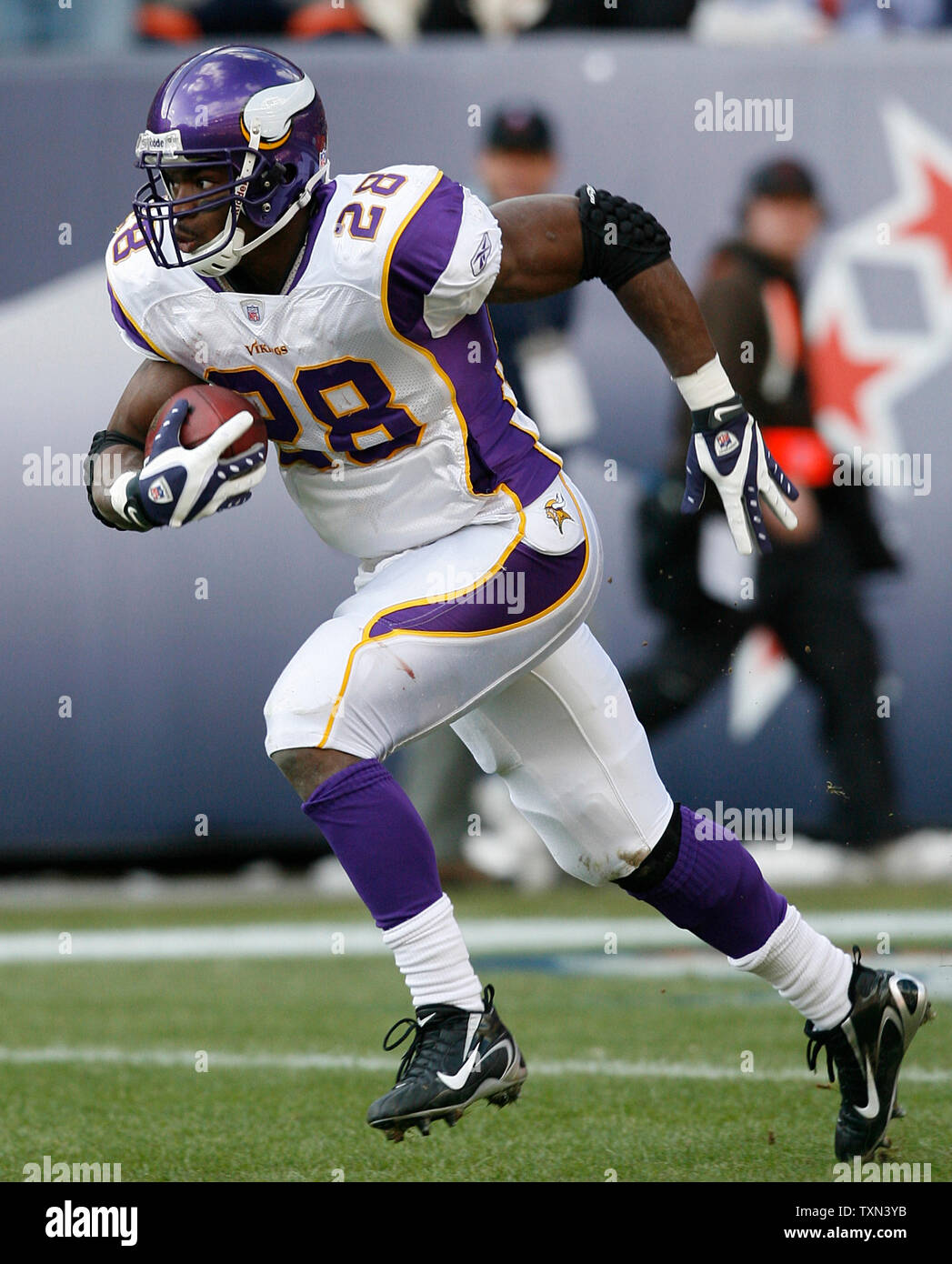 Minnesota Vikings RB Adrian Peterson gibt einen Kick gegen die Denver Broncos am Invesco Field at Mile High in Denver am 30. Dezember 2007. Peterson gewonnen 36 Yards auf 11 trägt, wie Minnesota nach Denver 22-19 in den überstunden verloren. (UPI Foto/Gary C. Caskey) Stockfoto