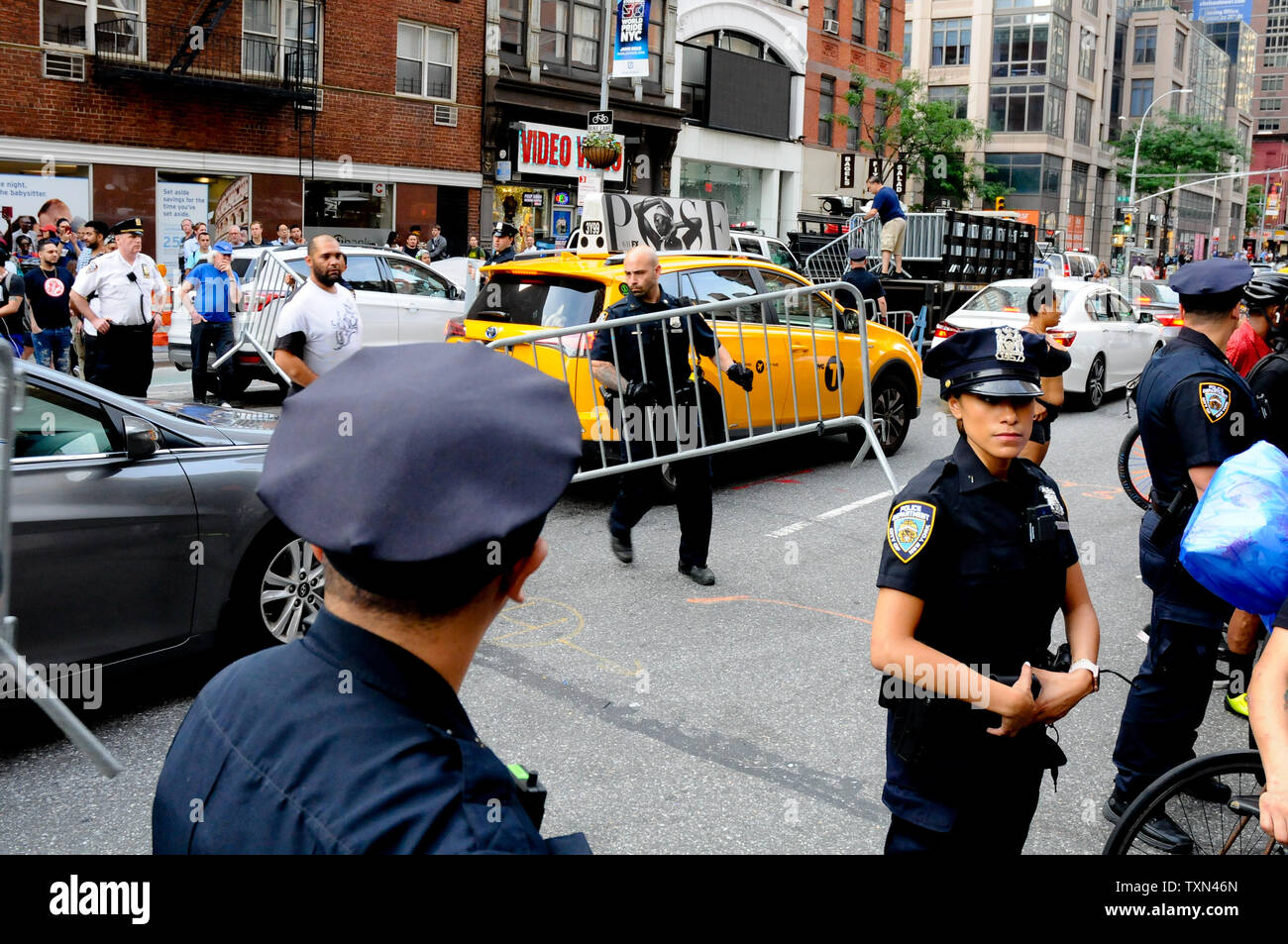 Polizei stellt Barrikaden die Massen während der Trauer Zeremonie zu enthalten. Radfahrer der Verlust einer 33-jährigen Frau tödlich von einem Lieferwagen Struck während reiten ihr Fahrrad auf der 6. Avenue und der 23. Straße in New York City trauern. Stockfoto