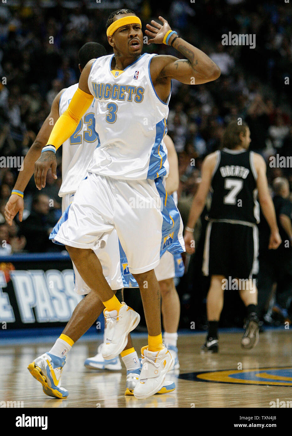 Denver Nuggets guard Allen Iverson ermutigt die Fans nach der Nuggets zählte gegen die San Antonio in der zweiten Hälfte in der Pepsi Center in Denver am 7. März 2008 Sporen. Denver besiegt San Antonio 109-96. (UPI Foto/Gary C. Caskey) Stockfoto