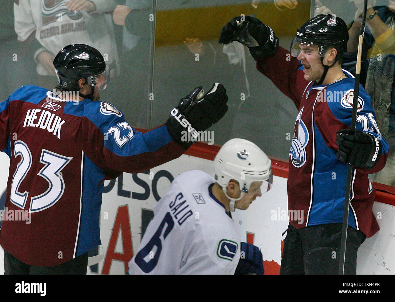 Colorado Avalanche Paul Stastny (R) feiert sein Tor gegen die Vancouver Canucks mit teamkollege Milan Hejduk während des zweiten Zeitraums bei der Pepsi Center in Denver am 26. März 2008. Canucks Verteidiger Sami Salo Finnland skates Vergangenheit der feiernden Duo. (UPI Foto/Gary C. Caskey) Stockfoto