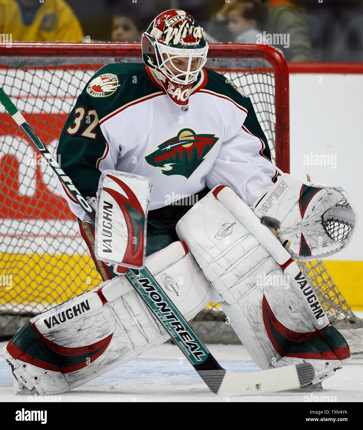 Minnesota Wild goalie Niklas Backstrom von Finnland stoppt einen Schuß während Warm ups am Pepsi Center in Denver am 6. April 2008. Die Lawine Host das Wilde in der regulären Saison finale und einem möglichen Vorschau der ersten Runde Endspiel matchup. (UPI Foto/Gary C. Caskey) Stockfoto