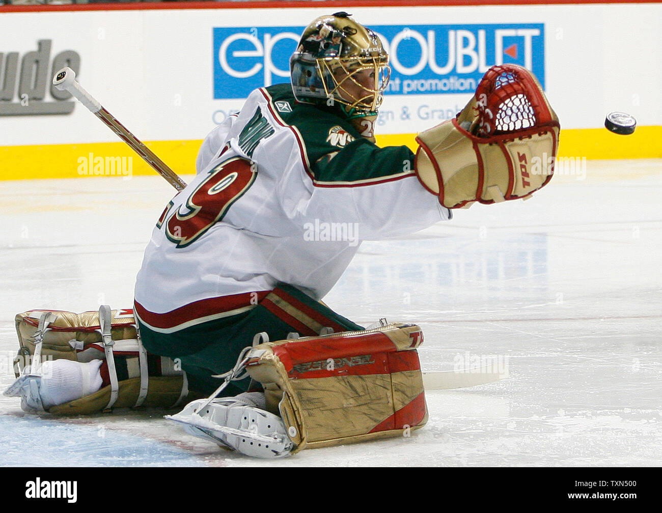 Ein Colorado Avalanche Schoß springt aus dem Handschuh von Minnesota Wild goalie Josh Harding während des zweiten Zeitraums bei der Pepsi Center in Denver am 6. April 2008. Die Lawine Host das Wilde in der regulären Saison finale und einem möglichen Vorschau der ersten Runde Endspiel matchup. (UPI Foto/Gary C. Caskey) Stockfoto