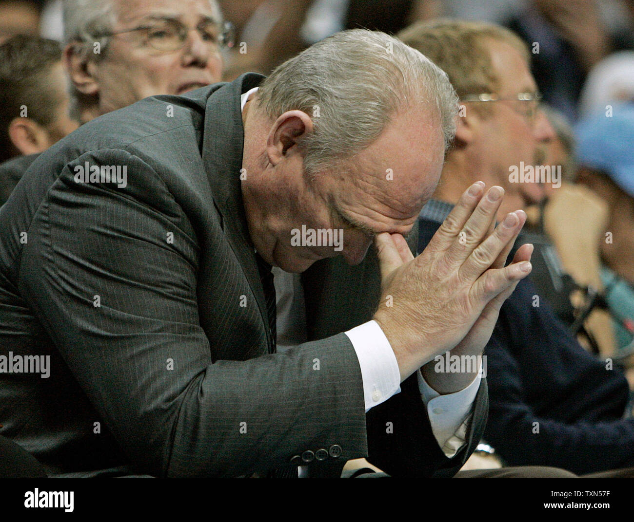 Denver Nuggets Head Coach George Karl reagiert auf eine no-call gegen die Los Angeles Lakers im zweiten Quartal in der Western Conference Viertelfinale Spiel drei in der Pepsi Center in Denver am 26. April 2008. Los Angeles führt die Reihe gegen Denver 2-0. (UPI Foto/Gary C. Caskey) Stockfoto