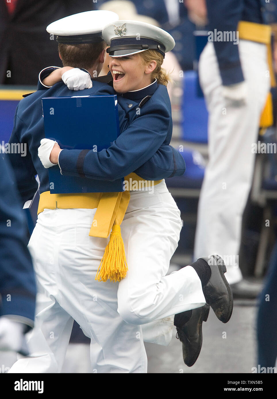 Studium Air Force Kadetten feiern, nachdem ihre Diplome, die auf der United States Air Force Academy Abschlussfeier in Colorado Springs, Colorado am 28. Mai 2008. (UPI Foto/Gary C. Caskey) Stockfoto