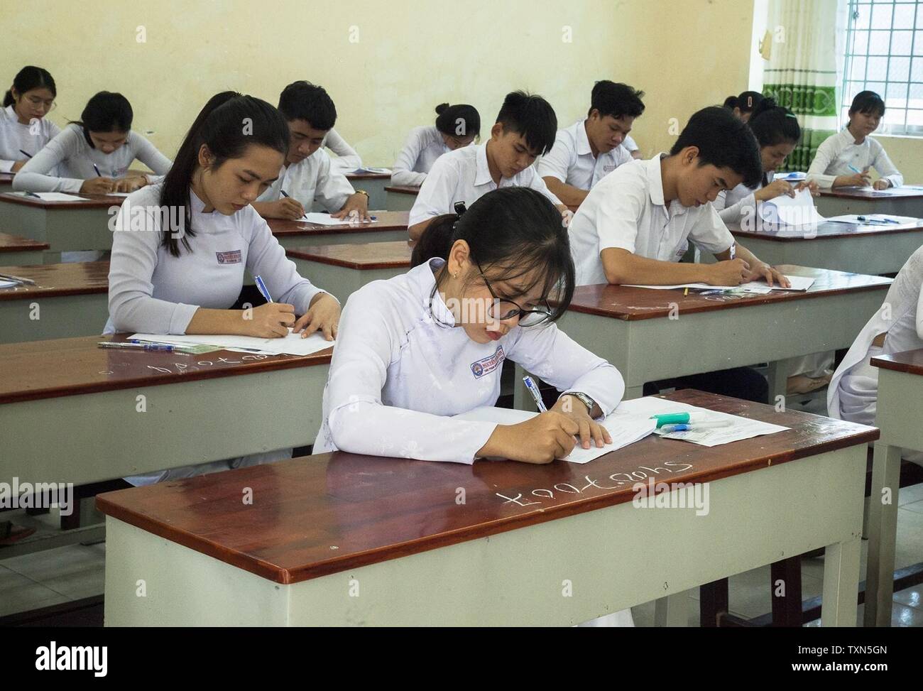(190625) - Hanoi, 25. Juni 2019 (Xinhua) - High School Studenten nehmen die nationalen Abschlussprüfung auf eine Prüfung in der Provinz Kien Giang, Vietnam, 25. Juni 2019. Über 879,700 vietnamesische Schüler am Dienstag begann, saß für einen nationalen Abschlussprüfung, im Vergleich zu fast 925,800 Studenten im letzten Jahr, die lokalen Medien berichtet. (Xinhua / VNA) Stockfoto