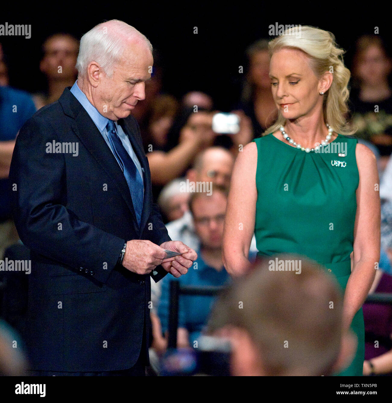 wallpapers Pictures Of John Denver And His Wife https www alamy de sowohl republikaner vermutliche prasidentschaftskandidat senator john mccain r az und seine frau cindy schauen nach unten zu seiner rede notizen vor seinem rathaus sitzung am denver performing arts center in denver am 7 juli 2008 upi fotogary c caskey image257391747 html