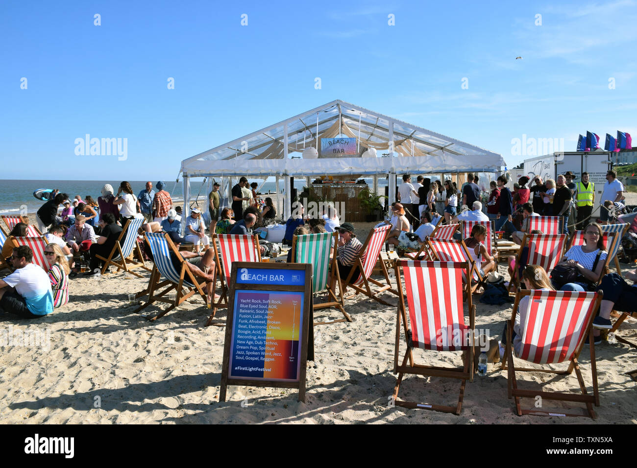 Beach Bar, First Light Festival, Lowestoft Suffolk vom 22. Juni 2019. 24  Stunden Festival über die sommersonnenwende Wochenende am Strand von  Großbritanniens mo statt Stockfotografie - Alamy
