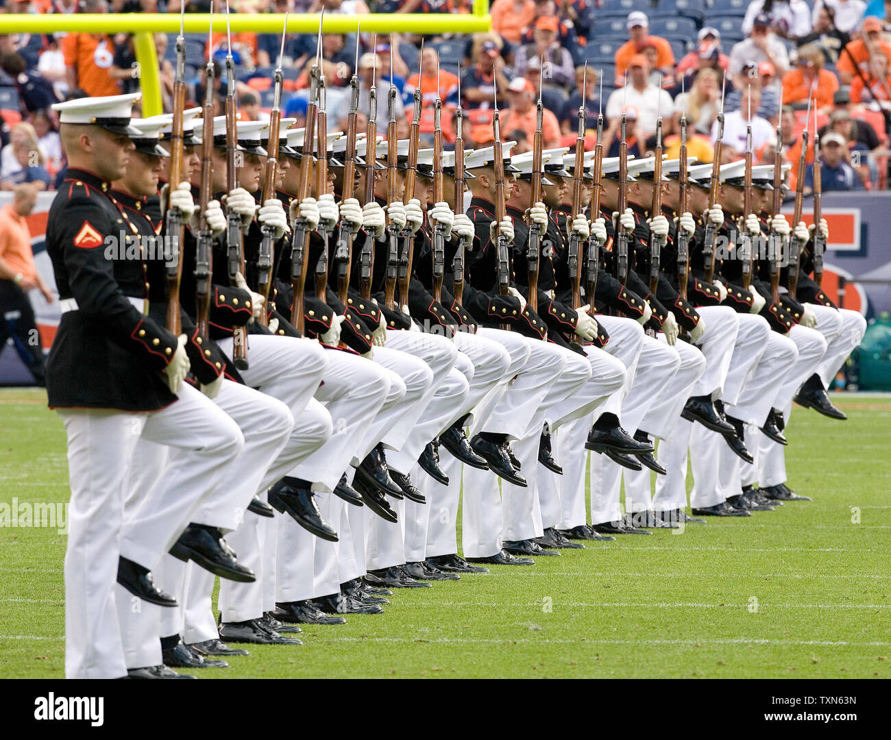 Das United States Marine Corps leise Bohren Platoon führt während der Halbzeit des New Orleans Saints-Denver Broncos Spiel bei Invesco Field at Mile High in Denver am 21. September 2008. Denver, die weg von New Orleans Gewinnen 34-32. (Foto von Gary C. Caskey) Stockfoto