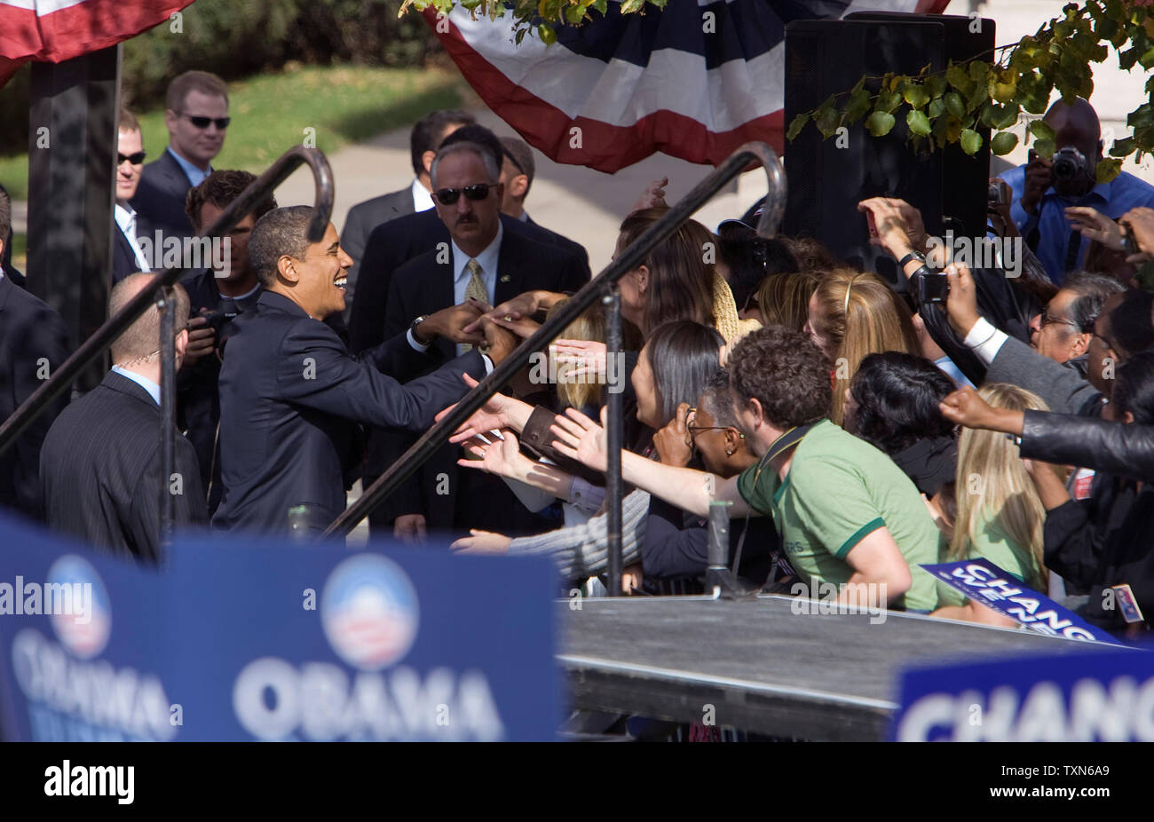 Demokratische Präsidentschaftskandidaten Senator Barack Obama (IL) kommt für seine Kampagne Rede für die frühzeitige Abstimmung für den Wandel Rallye am Civic Center Park in Denver am 26. Oktober 2008. Beamte schätzte die Masse bei 75.000 bis 100.000 Menschen. (UPI Foto/Gary C. Caskey) Stockfoto