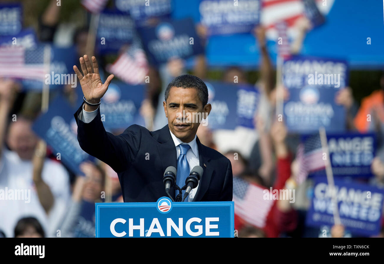 Demokratische Präsidentschaftskandidaten Senator Barack Obama (IL) Kampagnen auf den frühen Stimmen für Änderung Rallye am Civic Center Park in Denver am 26. Oktober 2008. Beamte schätzte die Masse bei 75.000 bis 100.000 Menschen. (UPI Foto/Gary C. Caskey) Stockfoto