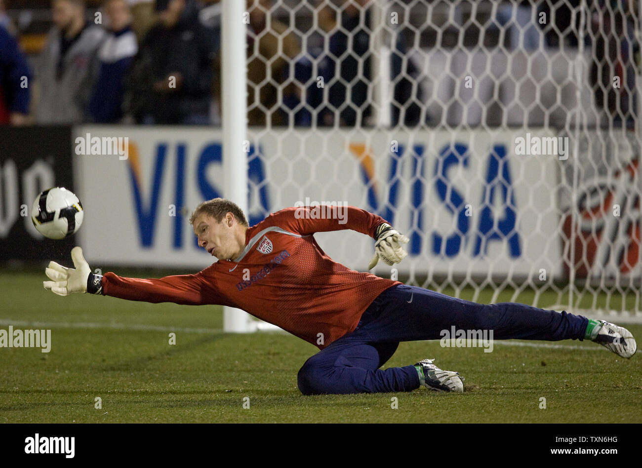 US-Nationalmannschaft Torwart Brad Guzan erwärmt bevor Guatemala Übereinstimmung für das WM-Halbfinale qualifizieren an Dick's Sporting Goods Park (Dsgp) in Commerce City, Colorado am 19. November 2008. Der US-Nationalteams bereits für die nächste Runde, während Guatemala Gesichter Ausscheidung qualifiziert. (UPI Foto/Gary C. Caskey) Stockfoto