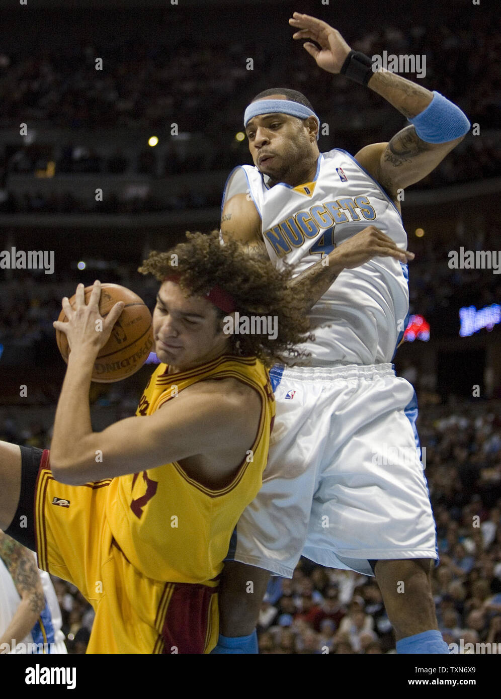 Cleveland Kavaliere, Anderson Varejao (L) greift sich einen Rebound weg von Denver Nuggets forward Kenyon Martin im ersten Quartal bei der Pepsi Center in Denver am 19. Dezember 2008. (UPI Foto/Gary C. Caskey) Stockfoto