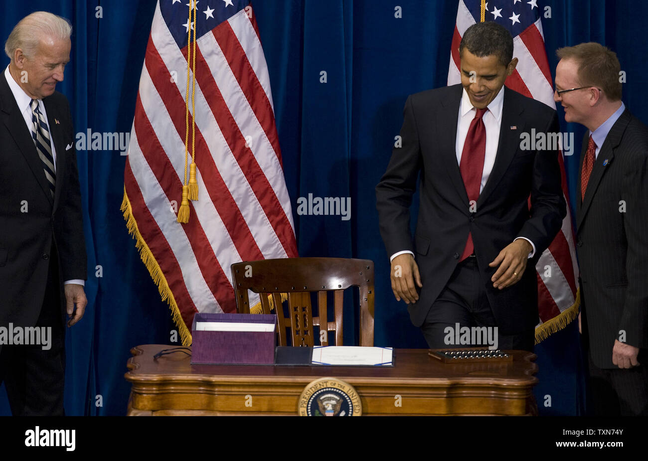 Präsident Barack Obama (C) bereitet, sich hinzusetzen und die $ 787 Mrd. Dollar wirtschaftliche Erholung Rechnung zu unterzeichnen, als Vizepräsident Joe Biden (L) auf, im Denver Museum der Natur und Wissenschaft in Denver am 17. Februar 2009 sieht. (UPI Foto/Gary C. Caskey) Stockfoto